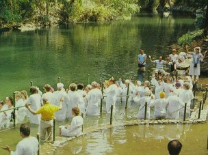 Обряд крещение на реке Иордан